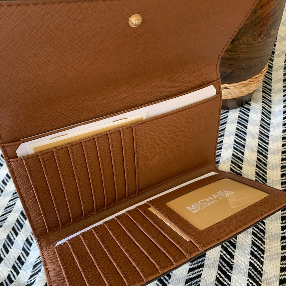Michael Kors Jet Travel Carryall Trifold Wallet - Picture 5 of 8